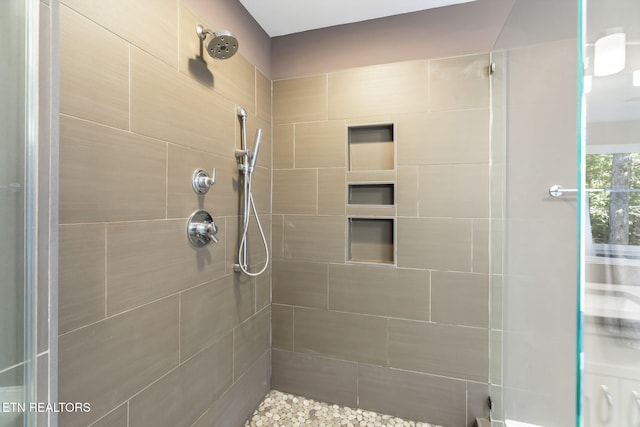 bathroom featuring a tile shower