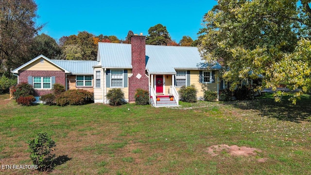 view of front of property featuring a front yard