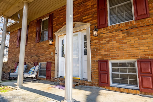 property entrance featuring a porch