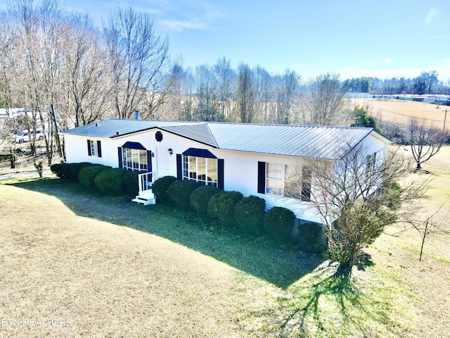 ranch-style house featuring a front lawn