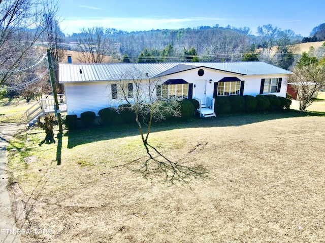 ranch-style home featuring a front lawn