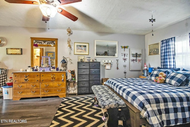 bedroom featuring ceiling fan and a textured ceiling