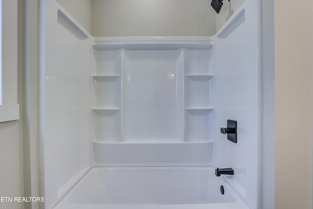 bathroom with bathtub / shower combination