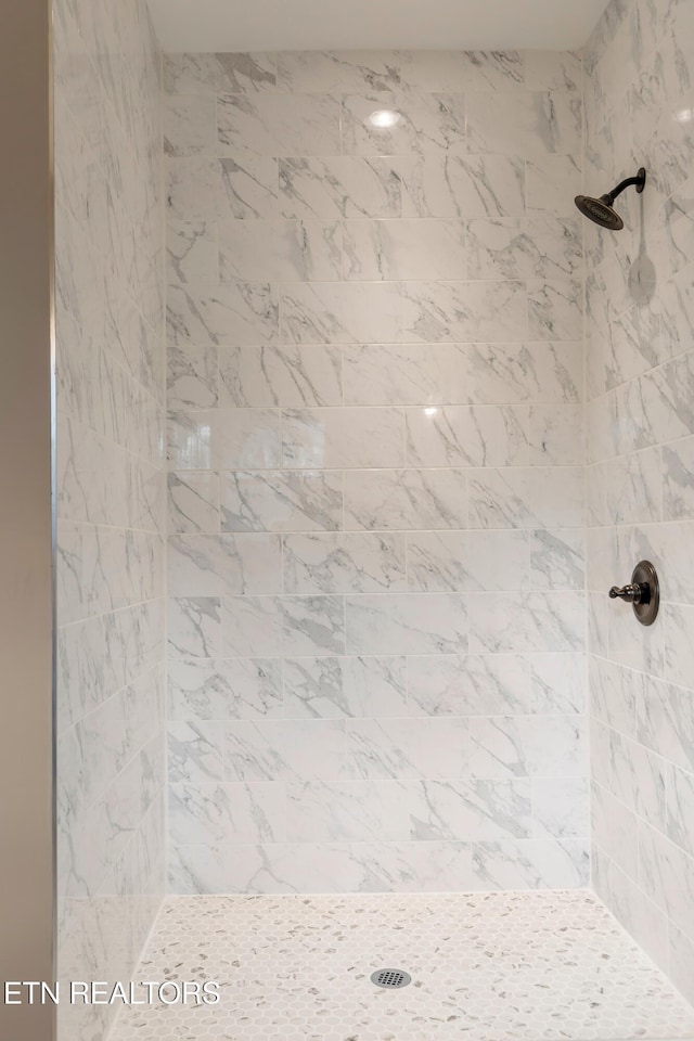 bathroom featuring a tile shower