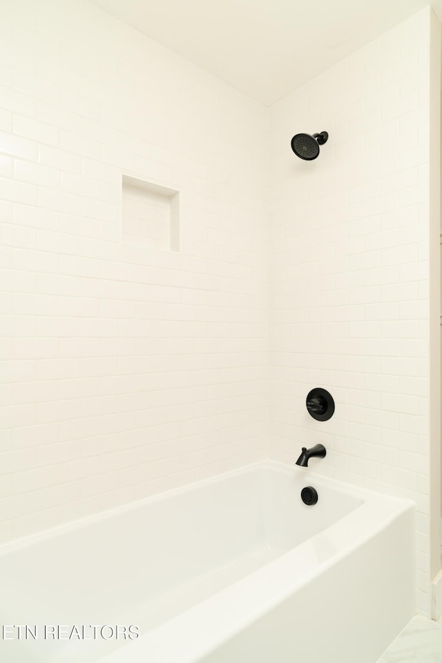 bathroom with tiled shower / bath