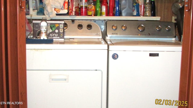 laundry room with washing machine and dryer