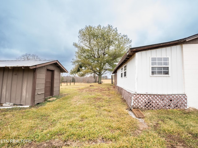 view of yard with an outbuilding