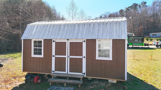 view of outdoor structure with a yard