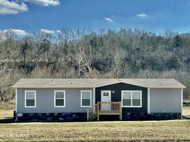 view of front of home featuring a front lawn