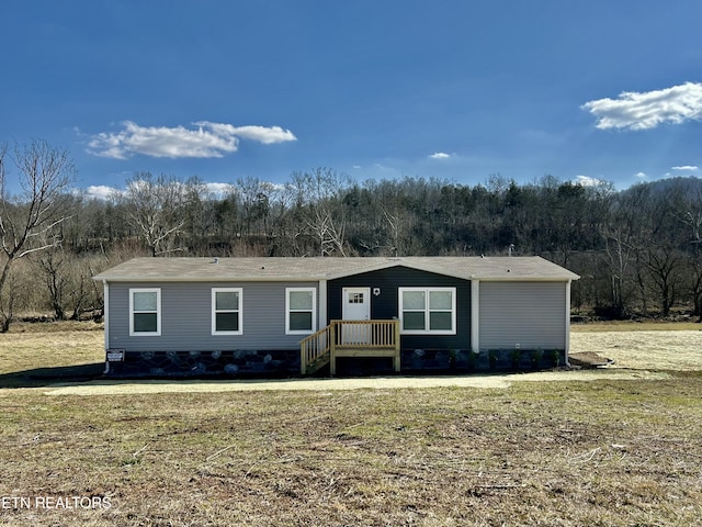 view of front facade featuring a front yard