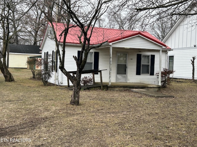 view of front facade with a front yard