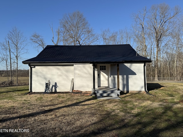 view of front of home featuring a front yard