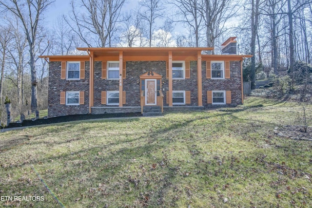 bi-level home featuring a front lawn