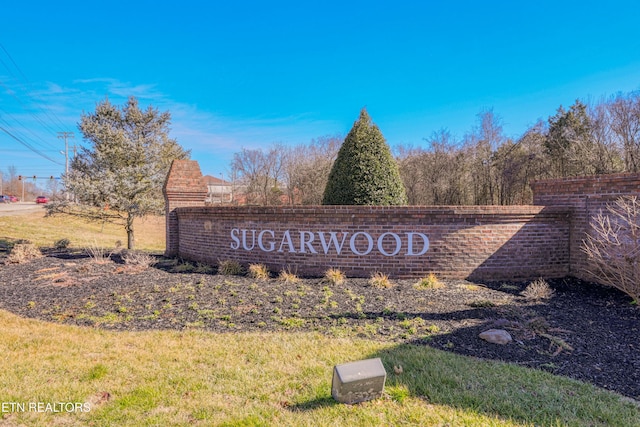 community sign with a lawn