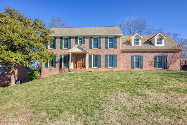 colonial inspired home featuring a front yard