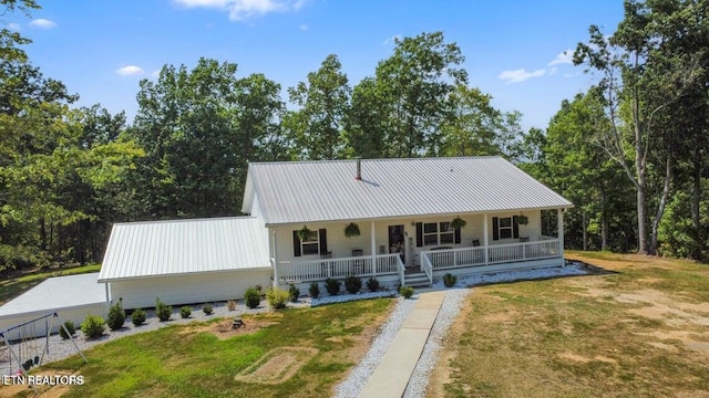 view of front of property featuring a porch and a front yard