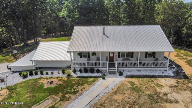 view of front of house featuring a porch and a front lawn