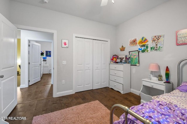 bedroom featuring dark wood-type flooring, ceiling fan, and a closet