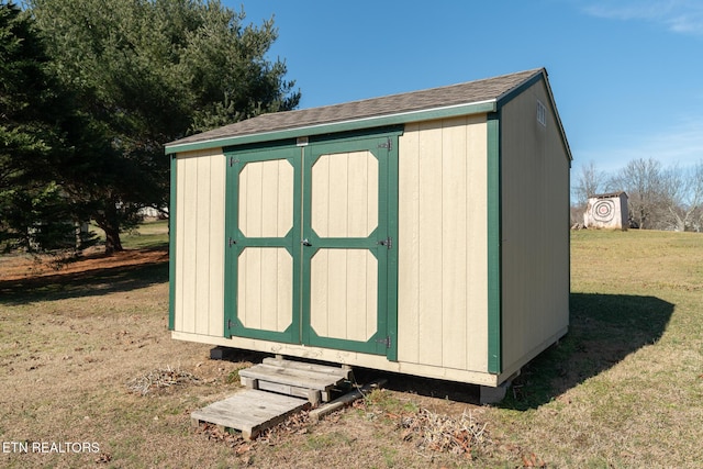 view of outdoor structure with a yard