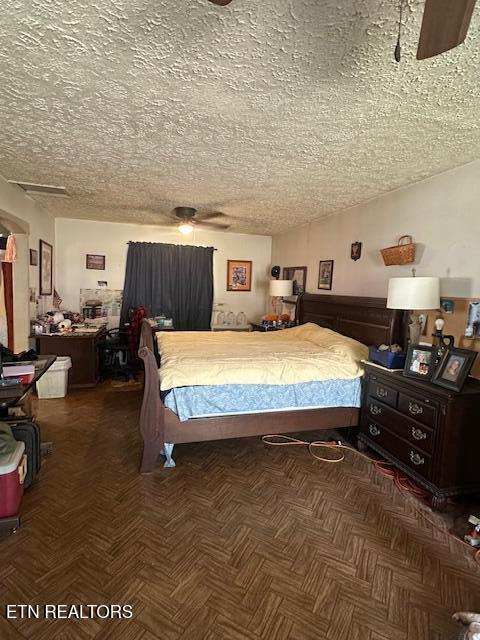 2068 W Lee Hwy, Loudon, TN 37774 - bedroom with a textured ceiling