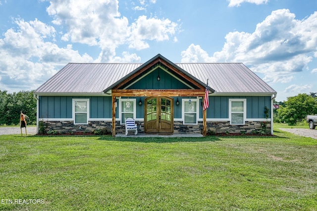 view of front facade with a front yard