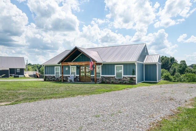 view of front of house featuring a front lawn