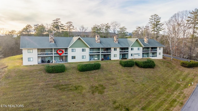 view of front of property with a front yard