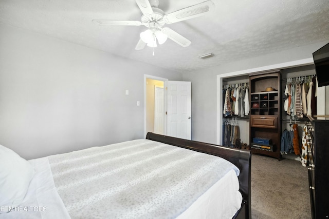 bedroom with carpet, a textured ceiling, ceiling fan, and a closet