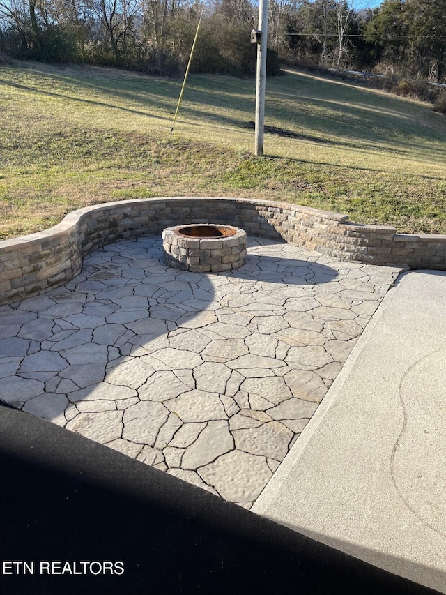 view of patio featuring a fire pit