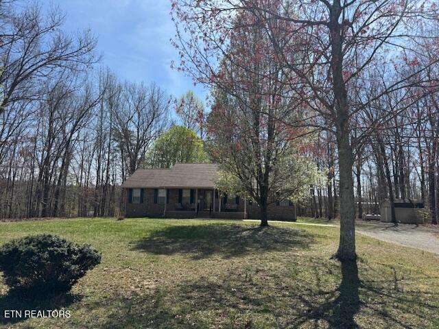1039 S Ln, Grimsley, TN 38565 - ranch-style home with a front yard