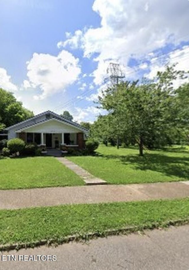 view of front of property featuring a front lawn