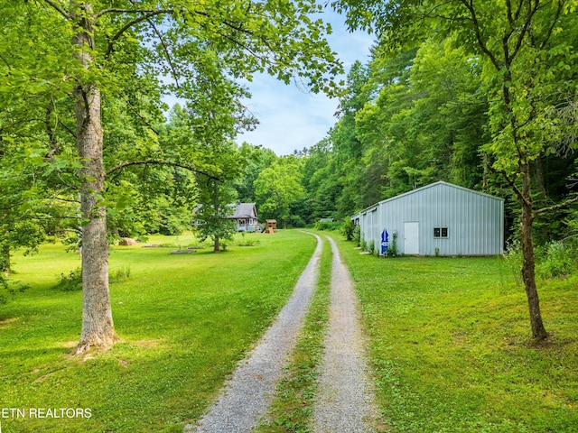 view of yard featuring an outbuilding