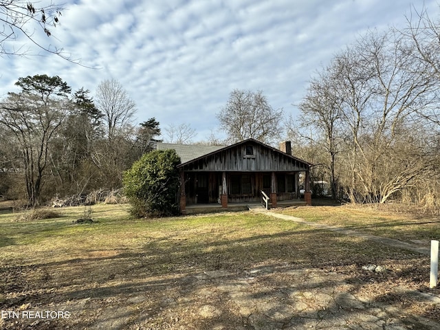 view of front facade with a front yard and covered porch