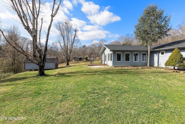 view of yard featuring a shed