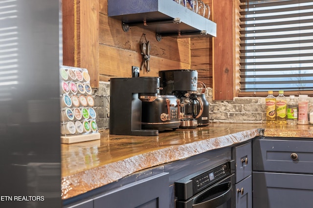 kitchen with decorative backsplash and gray cabinetry