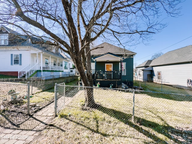 view of front facade featuring a front lawn and a porch