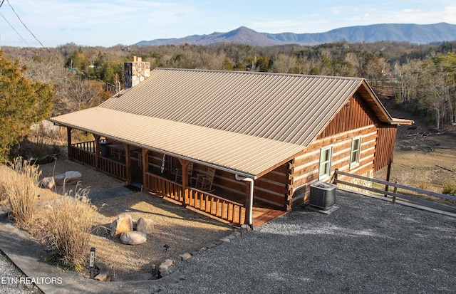 view of front of house with a mountain view