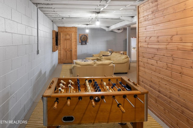 recreation room featuring concrete block wall