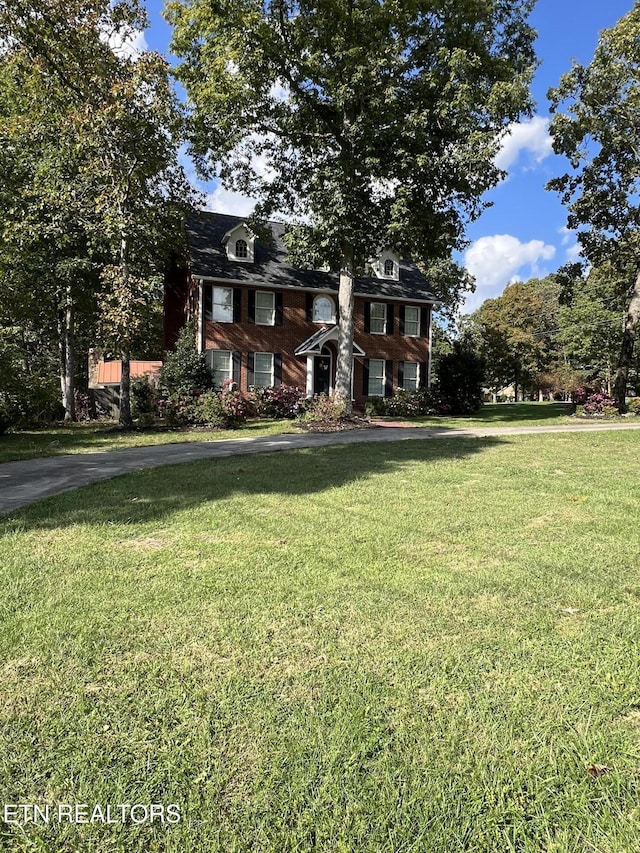 view of front of property with a front yard