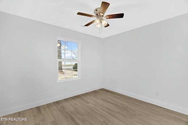 empty room featuring light hardwood / wood-style floors and ceiling fan