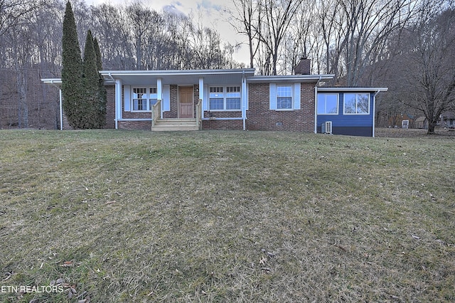 view of front of property featuring covered porch and a front lawn