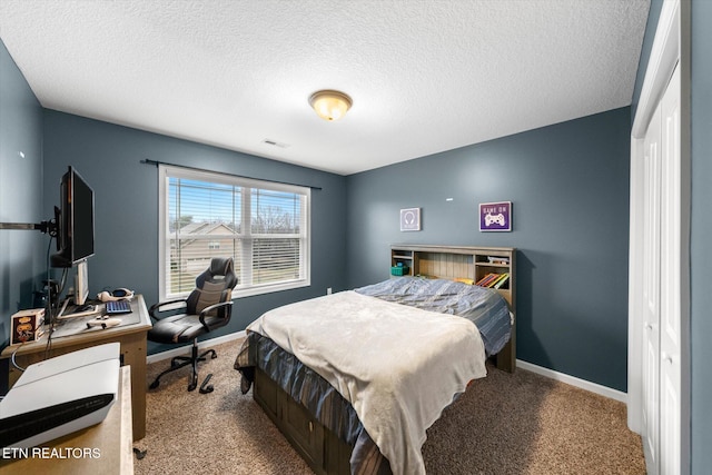 bedroom featuring carpet and a textured ceiling