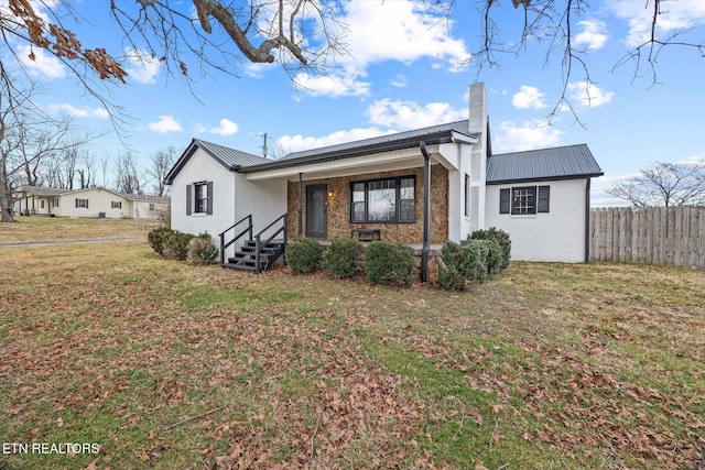 view of front of property featuring a front yard and covered porch