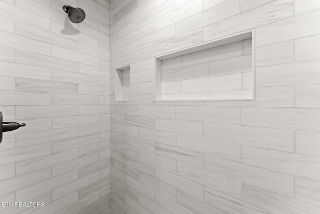 details featuring tiled shower