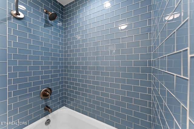 bathroom featuring tiled shower / bath combo