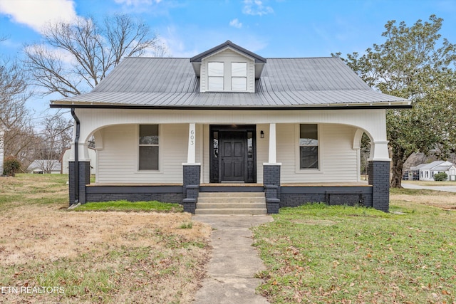 view of front of property featuring a porch and a front lawn