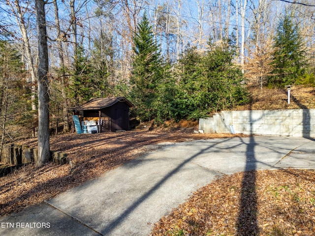 view of yard with an outbuilding