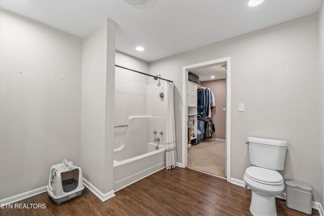 1731 Vonore Rd, Loudon, TN 37774 - full bathroom featuring wood finished floors, toilet, tub / shower combination, baseboards, and recessed lighting