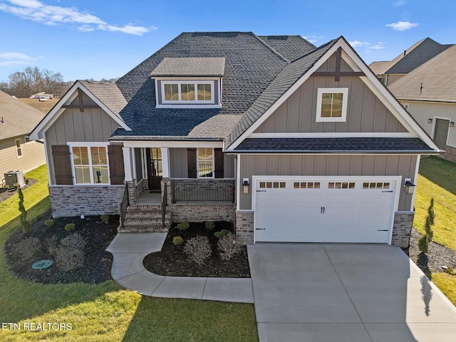 craftsman inspired home with a porch, a garage, cooling unit, and a front yard