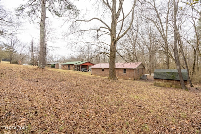 view of yard featuring a storage unit